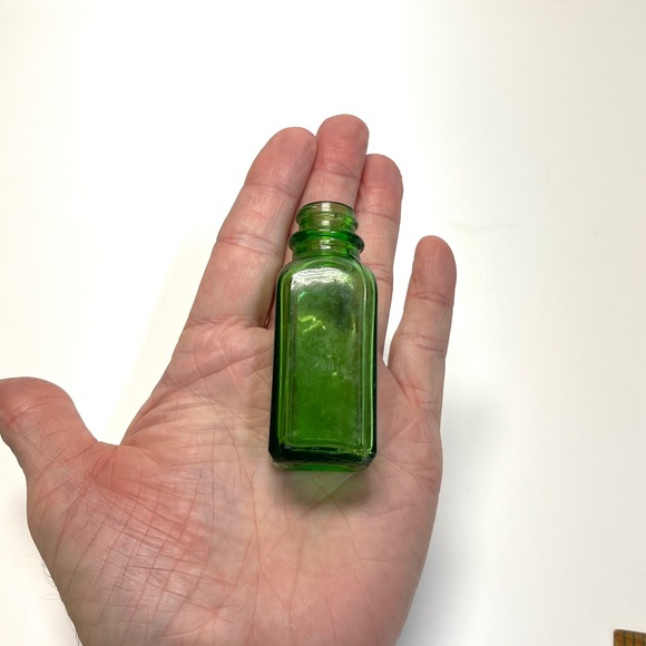 Vintage Green Glass Apothecary Bottle Small Medicine Vial Pharmacy Collectible - Picture 4 of 9
